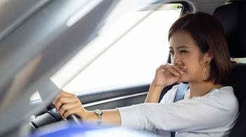 Arabanızdaki bu koku masum değil! Fark etmeyen servise servet ödüyor