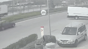 Seyir halindeki araçların arasına daldı! Sürücüsüz minibüs...