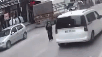 Arkasına bile bakmadan olay yerinden kaçtı! Ehliyetsiz sürücü...