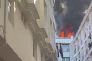 Esenyurt'ta çatı yangını! Bölgeye ekipler sevk edildi