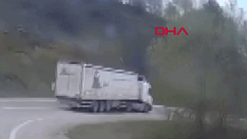 Şoför kabinde sıkıştı! Viraja hızla giren TIR...