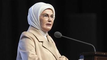 Emine Erdoğan'dan Dünya Ebeler Günü paylaşımı: Ellerine doğan hayatlar için emek veriyorlar