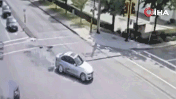 Görenler şaşkına döndü! Trafik ışıklarında asılı kaldı