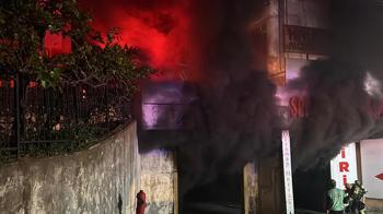 Başakşehir'de iş yerinde çıkan yangına müdahale ediliyor