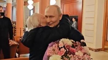 Rusya Devlet Başkanı Putin'den dikkat çeken jest! Yıllar sonra buluştular, çarpıcı anlar