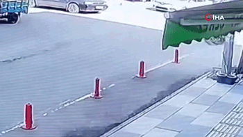 Motosikletten düşen sürücü metrelerce sürüklendi! Kaza anı...