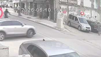 Kaza böyle geldi! Kontrolsüz şekilde caddeye çıkınca...