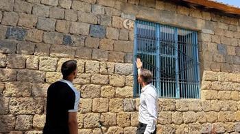 Motiflerle süslediği ev turistlerin ilgi odağı oldu
