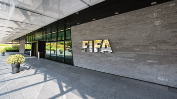 FIFA, hakemine sahip çıktı! 'istemsiz ve bilinçaltı bir kas seğirmesi'