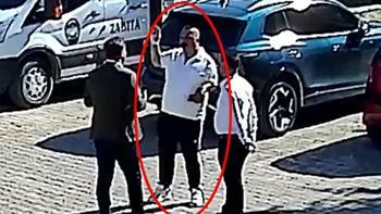 Belediye başkanına ait aracın yanında kesici aletle bekledi