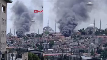 Son dakika... Fatih'te binadaki yangın araçlara sıçradı