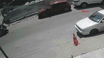 Çarpışmanın etkisiyle yola savruldular! Kazayı görenler...