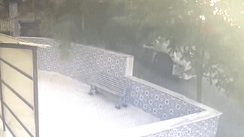 Kaza ucuz atlatıldı! Kıvılcımlar saçarak devrilen...