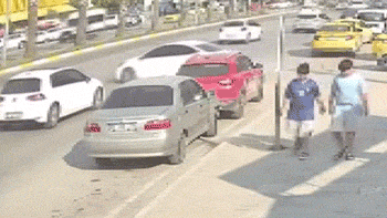 Motosiklet sürücüsü takla atıp, asfalt zemine düştü!