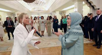 Süperstar Ajda Pekkan şarkılarını First Lady'ler için söyledi