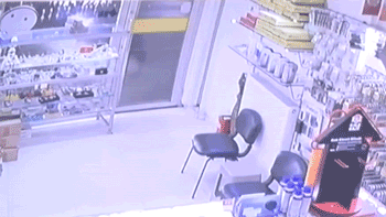 Cam kapıyı kırıp dükkana daldı! Şaşkına çeviren anlar...
