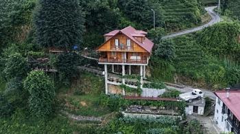 Yolun üstüne villa yaptı, altından kamyonlar geçiyor!