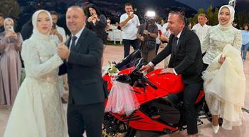 Düğün konvoyu görenleri şaşırttı! Gelin ve damat motosikletle salona girdi