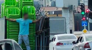 Trafikte ölümle dans! Kamyonet kasasında şoke eden yolculuk