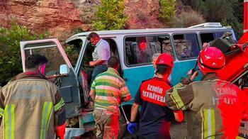 Tarım işçilerini taşıyan minibüs kaza yaptı: 1 ölü, 8 yaralı