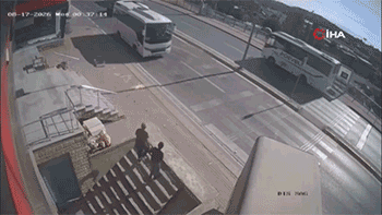 Otomobil merdiven boşluğuna uçtu! 2 kişi ezilmekten kurtuldu