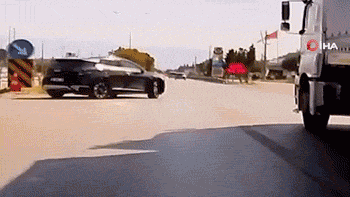 Ölümden döndü! Yola savrulan motosiklet sürücüsü...