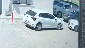 Duvara çarparak durabildi! Kontrolden çıkan otomobil...