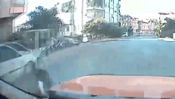 Araç kamerası kazayı anbean kaydetti! Ara sokaktan...