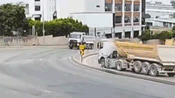 Facianın eşiğinden böyle dönüldü! Refüjü aşarak...