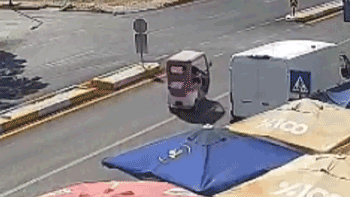 Sürücü yola böyle savruldu! Hızla gelen araç...