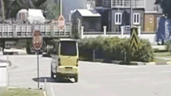 Bagaj kapağı açıldı, eşyalar yola savruldu! Çarpışmanın şiddetiyle...