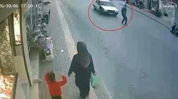 Otomobilin çarpacağını anlayınca yaptığı hareket hayatını kurtardı
