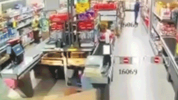 Kaldırımı aşıp markete daldı! Kontrolden çıkan araç...