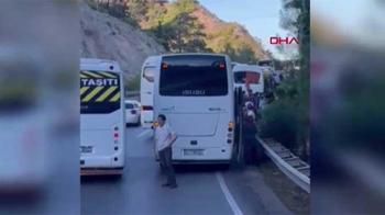 Antalya'da tur midibüsü ile 2 otobüs çarpıştı: 10 yaralı