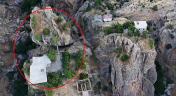 168 metrelik uçurumun kenarında yaşıyor! İki ayrı kaya üzerindeki evi gören şoke oluyor: Gelip görmelerini isterim