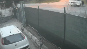 Sürücünün çabası yetersiz kaldı! Bir anda harekete geçen...