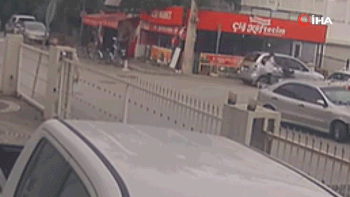 Kıl payı kurtuldu! 3 saniye önce olay yerinden geçen...