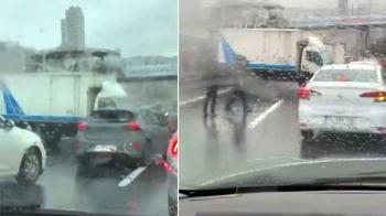 İstanbul'da E-5'te trafiği kilitleyen kaza! Kamyonet, metrobüs bariyerine çarptı