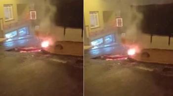 Beyoğlu'nda yağmur suyunun temas ettiği elektrik kabloları alev alev yandı