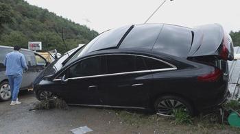 Aracıyla selin ortasında kaldı! &amp;#x27;1 kilometre sürüklendik&amp;#x27;
