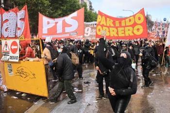 Arjantin’de göstericiler polisle çatıştı! Bölgeden sıcak görüntüler