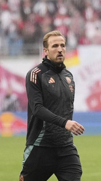 Harry Kane'in laneti! Sahaya girdi, şampiyonluk ertelendi