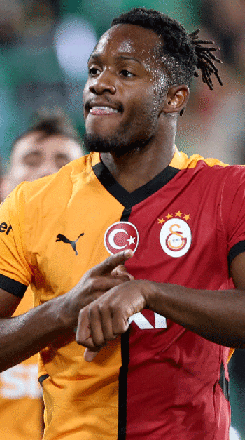 Michy Batshuayi sürprizi! Yeni adresi belli olduTürkiye’de Beşiktaş, Fenerbahçe ve Galatasaray formaları giyen Michy Batshuayi’nin Frankfurt’tan ayrılmaya hazırlandığı öne sürüldü. Belçikalı golcünün kariyerine Suudi Arabistan’da devam etmesi bekleniyor.
