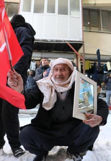 Hakkaride evlat eylemindeki anne: Oğlumu HDPden istiyorum