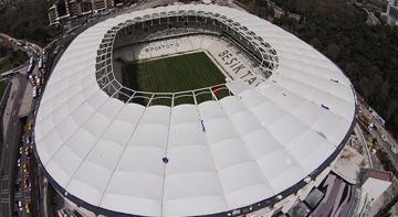 Beşiktaş'ın stadyumunu martılar bastı! Çatı örtüleri delik deşik