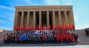 Bakan Bak, sporcular ve gençlerle Anıtkabir'i ziyaret etti