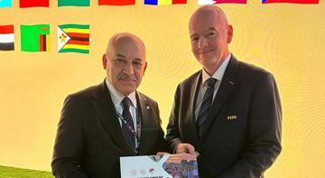 Mehmet Büyükekşi, FIFA Başkanı Gianni Infantino ile bir araya geldi