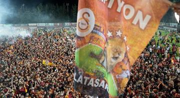 Galatasaray'a Florya'da coşkulu karşılama! Taraftarlar gece yarısı tesislerde