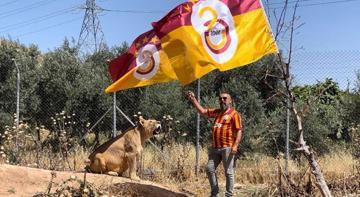Galatasaray’ın şampiyonluğunu evde beslediği aslanlarıyla kutladı