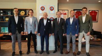 TFF Başkanı Mehmet Büyükekşi, EURO 2024’te görev yapacak Türk hakemlerle bir araya geldi